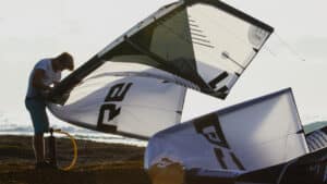 Core Kites werden aufgepumpt am Strand, um Wave Kiting zu gehen.