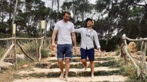 Die beiden Gründer von Salty Lemon, Timo und Stefan, am Strand von Mallorca.