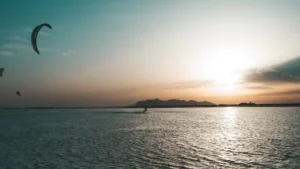 Sizilien. Sonnenuntergang mit Kitesurfer-Silhouette.