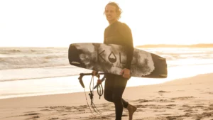 Mario Rottwald, Gründer von Kold Shapes mit Twin Tip am Strand.