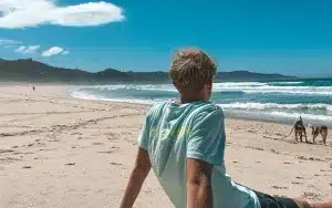 Caspar, Salty Rider mit Salty Lemon T-Shirt am Strand.
